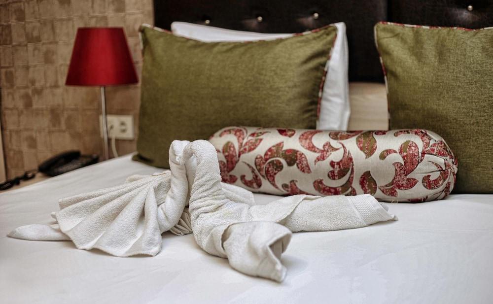 La Flora House Hotel Коджаели Екстериор снимка